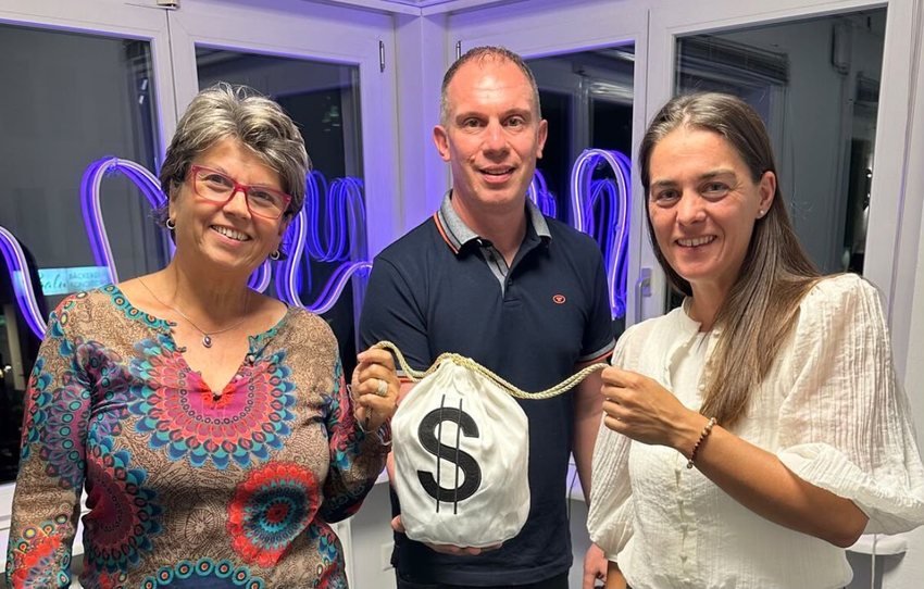 Claudia Doron und Rosaria Michaela Ackermann halten gemeinsam den Gewinn des Ideencamp #39 in den Händen.